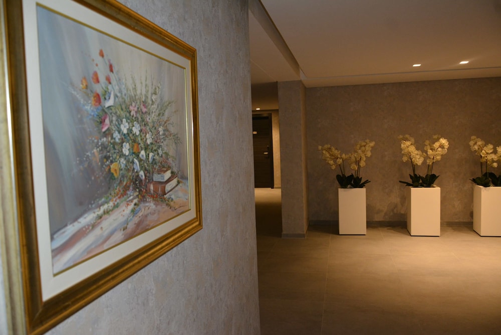 MONTEVERDE HOTEL 32/64