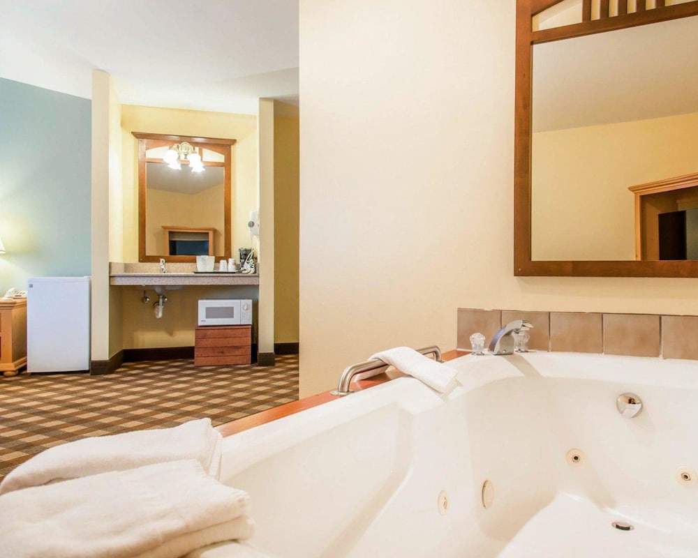 Econo Lodge Inn & Suites Eau Claire South 11/33