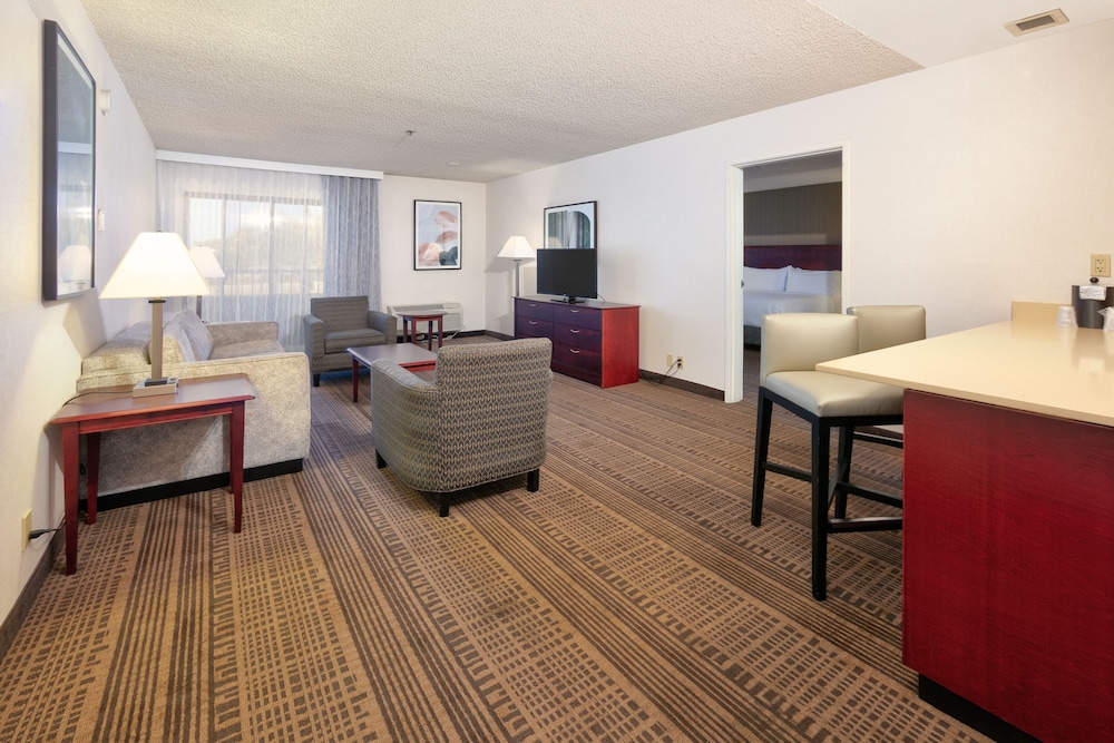 Holiday Inn Hotel And Suites 40/66