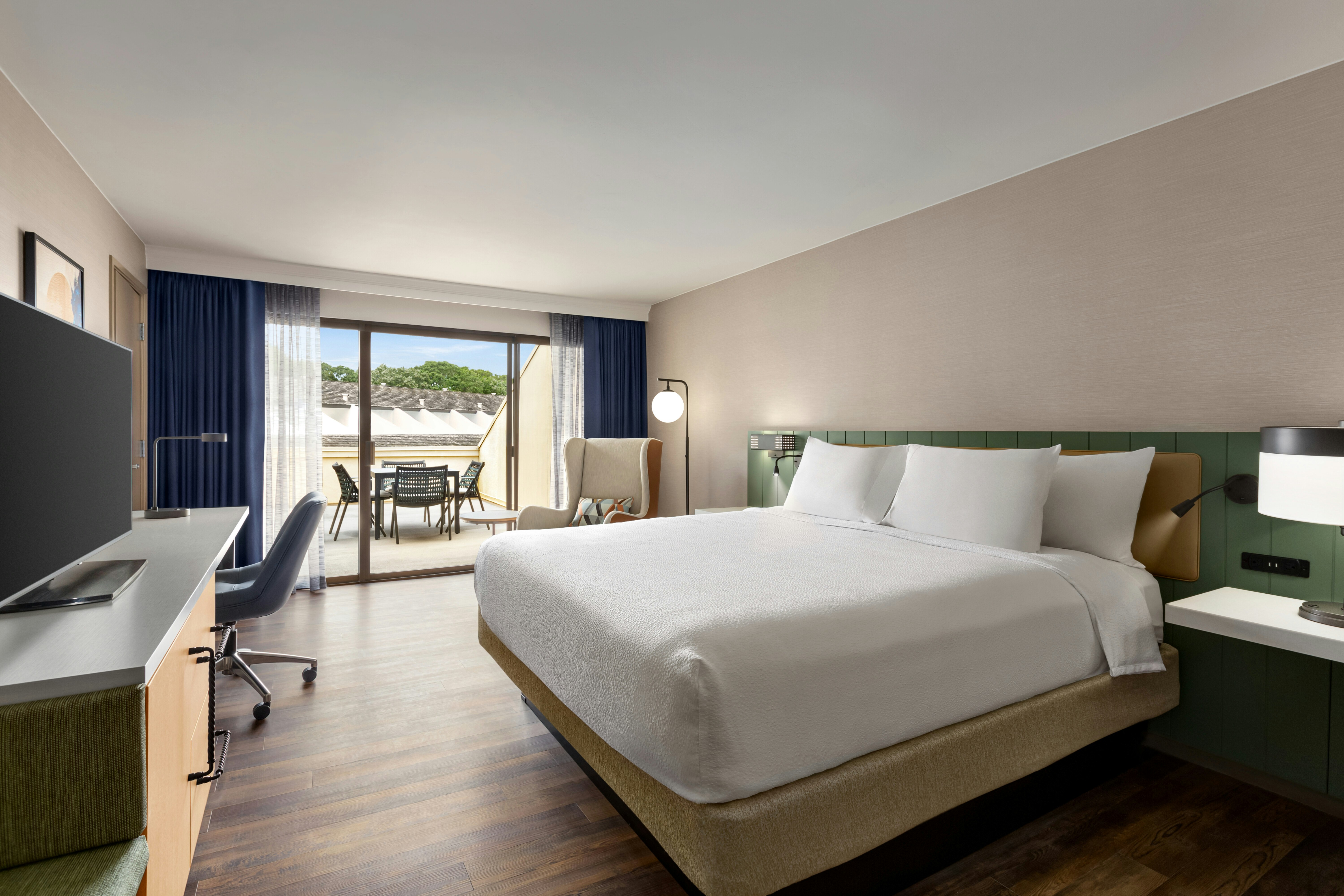 SUITE, KING BED, PATIO