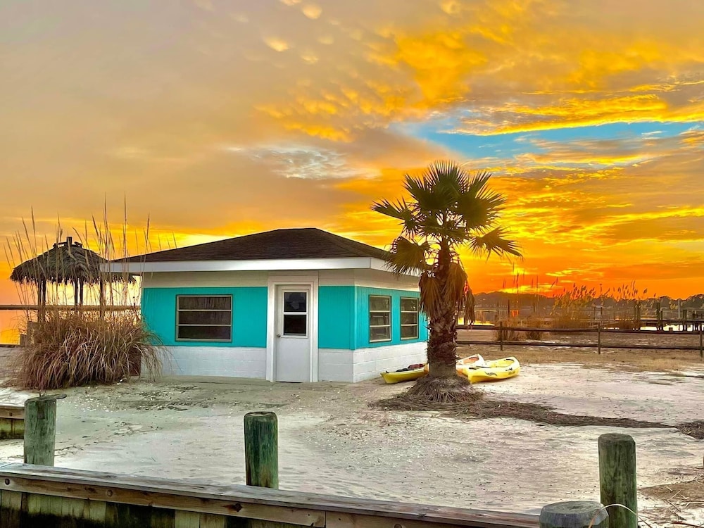 Snug Harbor Marina and Hotel 28/32