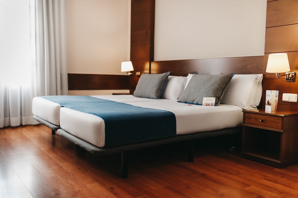 ROOM, TWIN BEDS