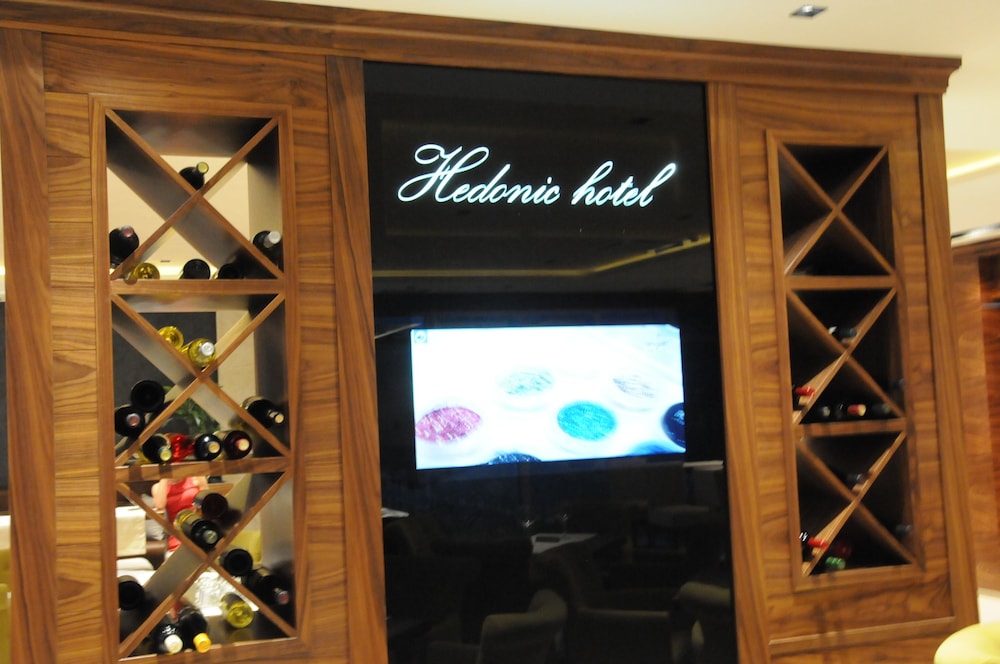 Hotel Hedonic 9/50