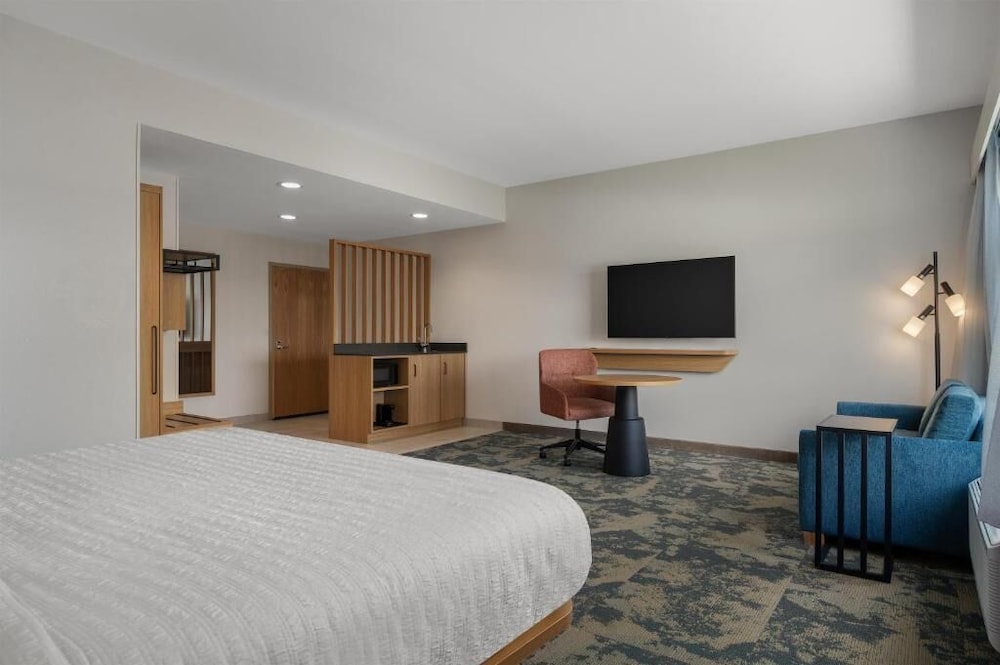 Studio, King Bed, Water View, Accessible