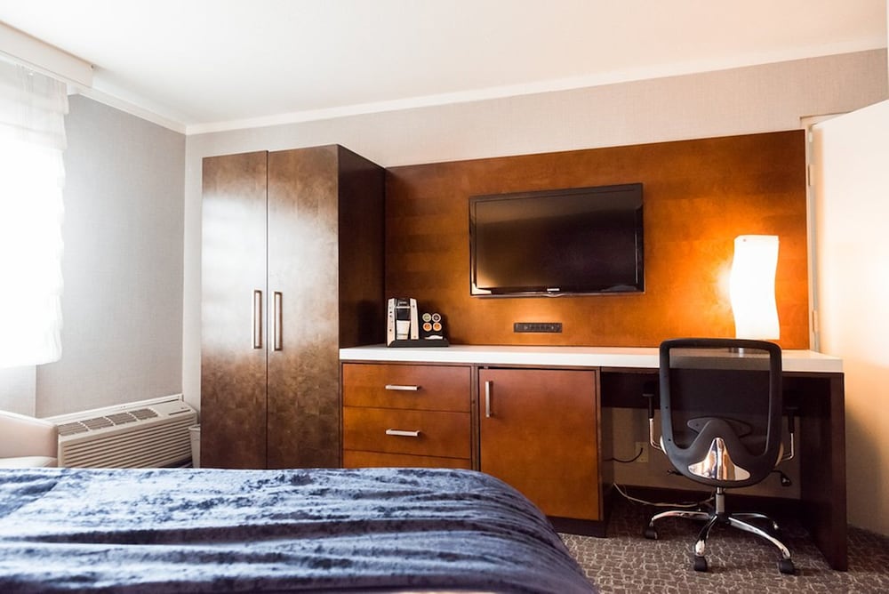 Holiday Inn Long Beach Airport 58/69