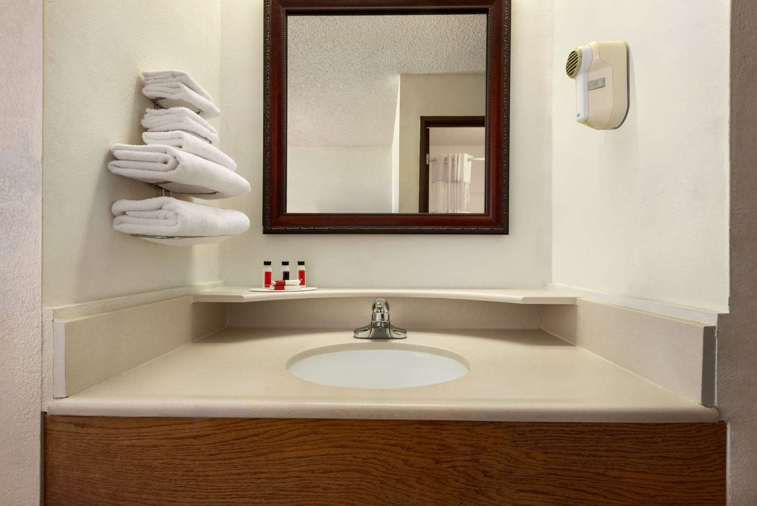 Days Inn By Wyndham Eagle River 22/23