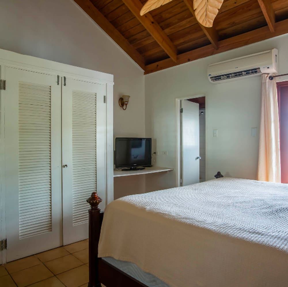 Village Cay 13/41