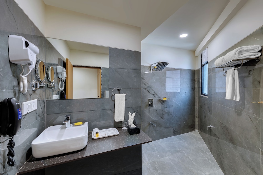 Comfort Inn Sapphire, Chandkheda 24/25