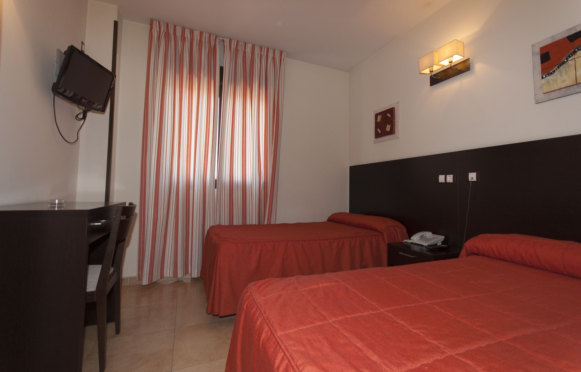 ROOM, TWIN BEDS