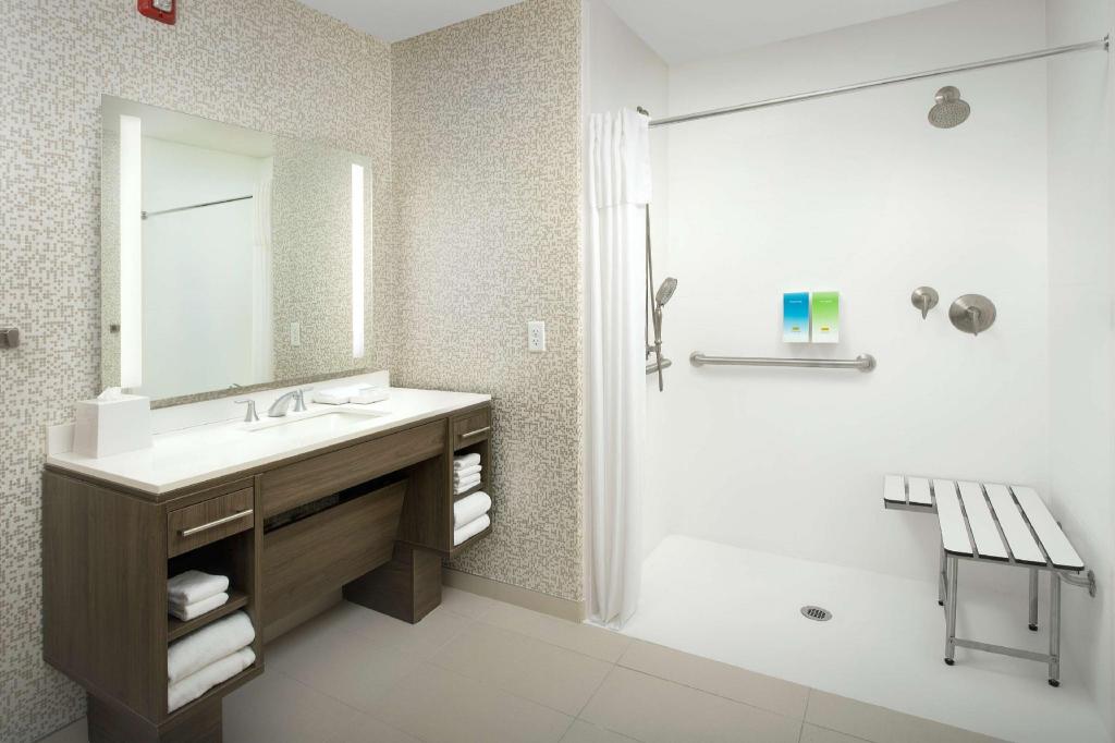 جناح بسرير كينج مع أريكة لذوي الإعاقة، Home2 Suites by Hilton St. Augustine I-95, FL 2/3