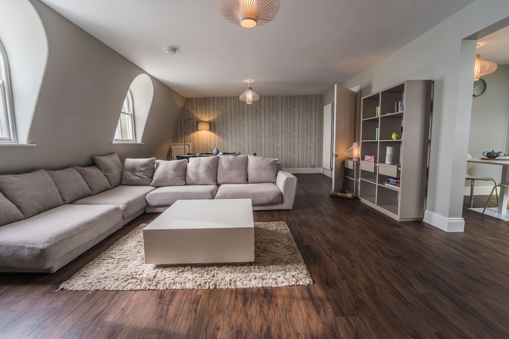 1 Elliot Terrace 29/50