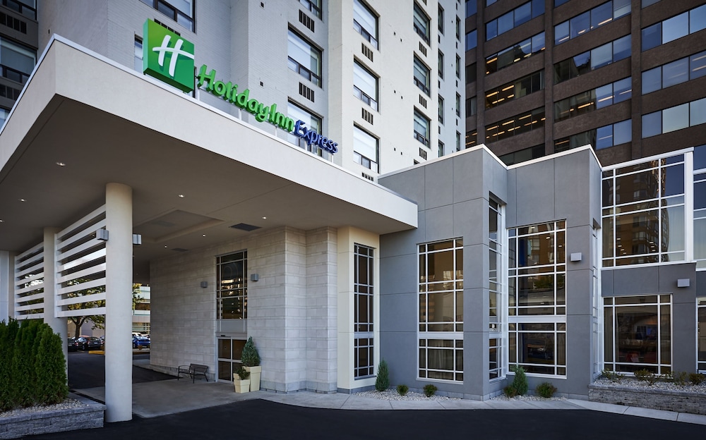 Holiday Inn Express Windsor Waterfront 3/77