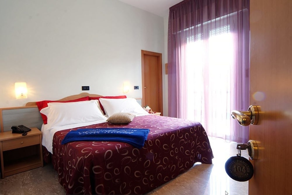 ROOM, DOUBLE BED