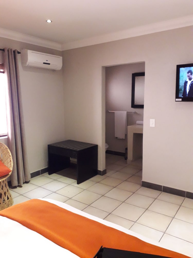 Coyotes Hotel & Conference Centre 13/25