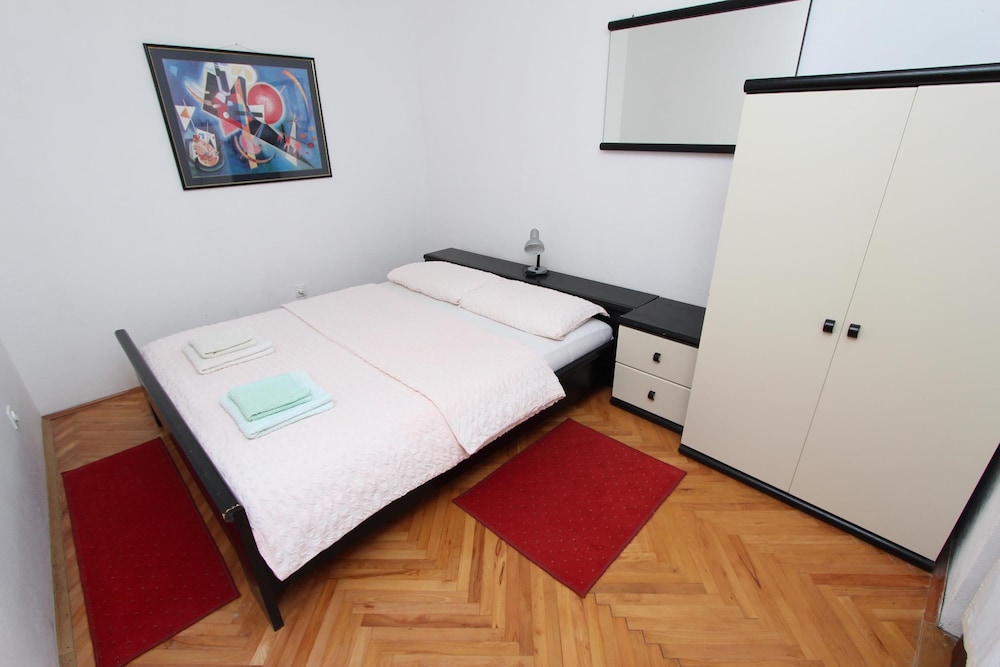 APARTMENTS LORA 10/66