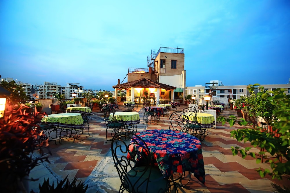 Jaipur Inn 4/62