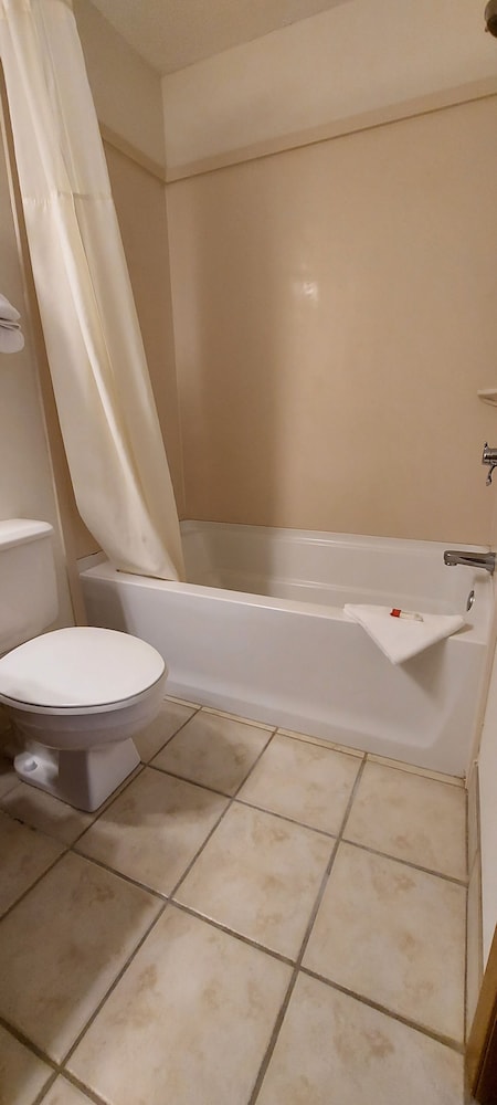 Room, 2 Queen Beds, Pet Friendly, Days Inn by Wyndham Willmar 6/9