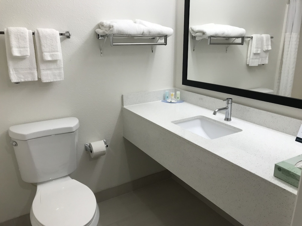 Quality Inn & Suites Fresno Northwest 33/34