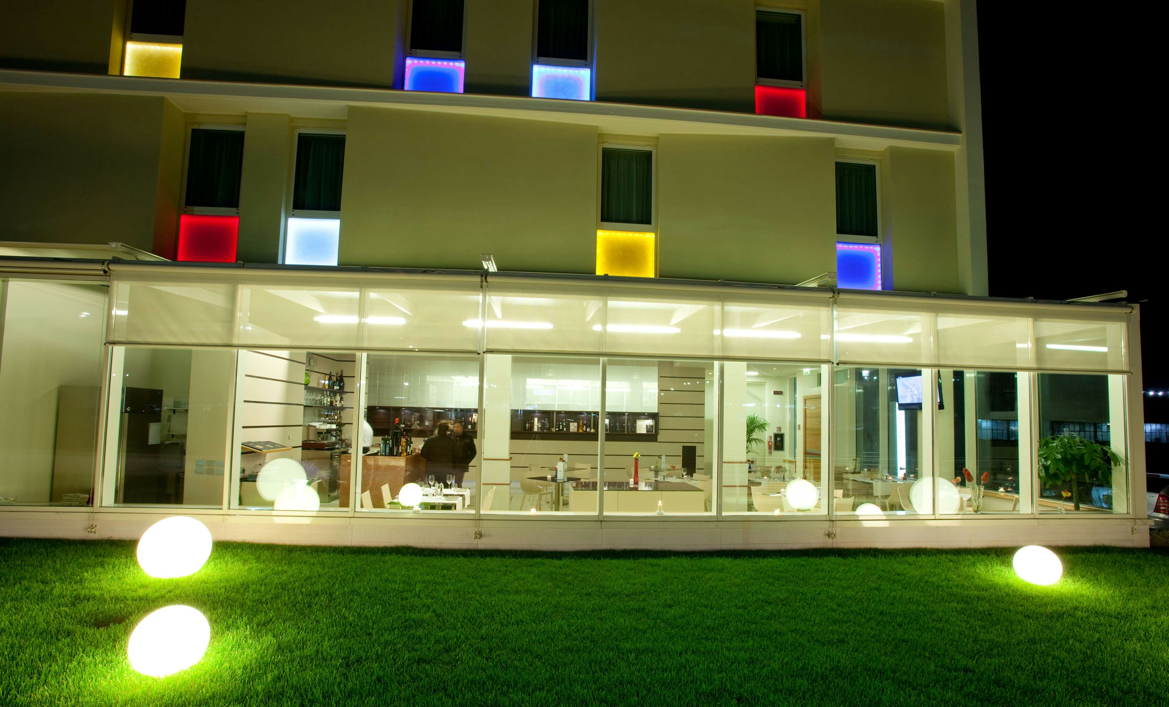 BREAKING BUSINESS HOTEL 2/17