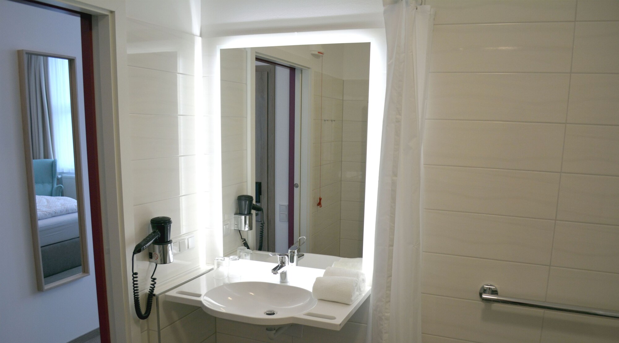 COMFORT, QUEEN BED, PRIVATE BATHROOM, ACCESSIBLE