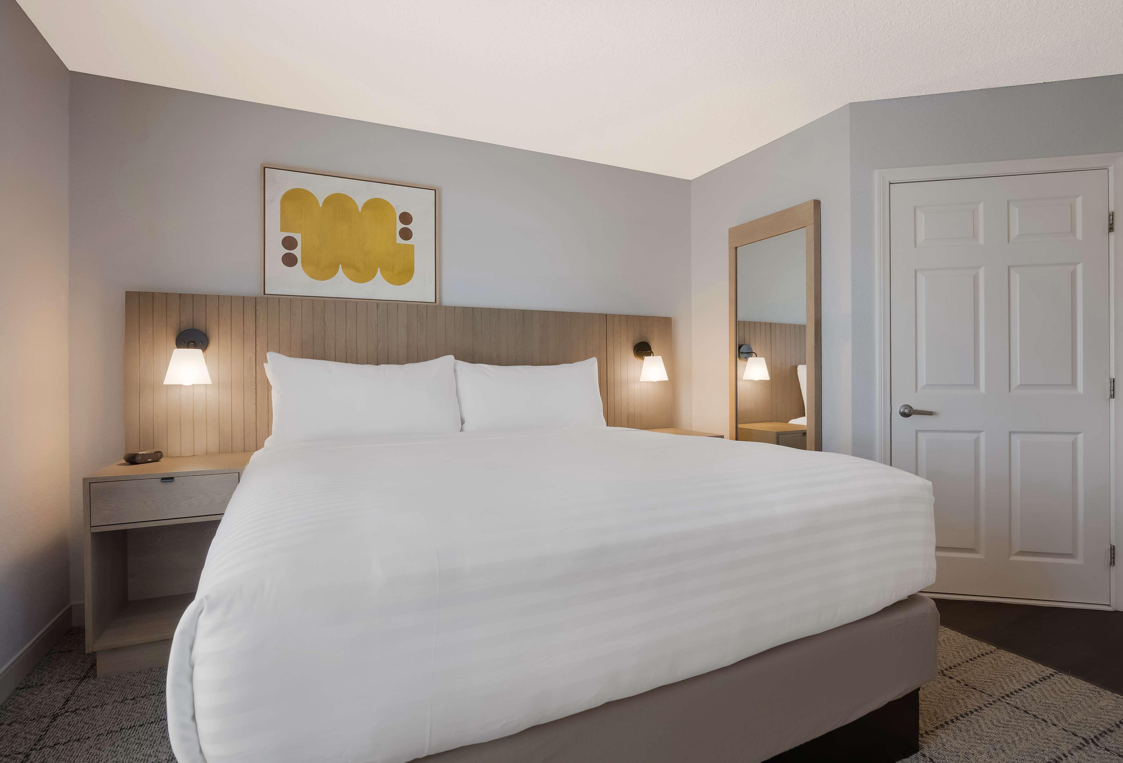 Studio, Queen Bed, Accessible