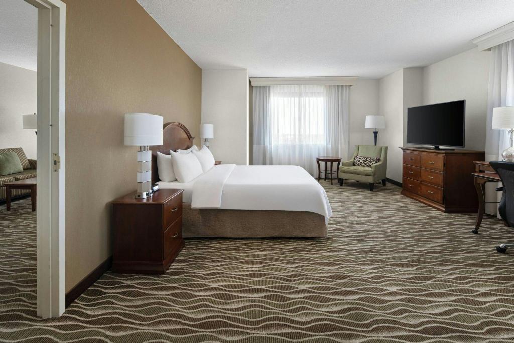 1 Bedroom, 2 Rooms, Suite, King Bed, Club Floor
