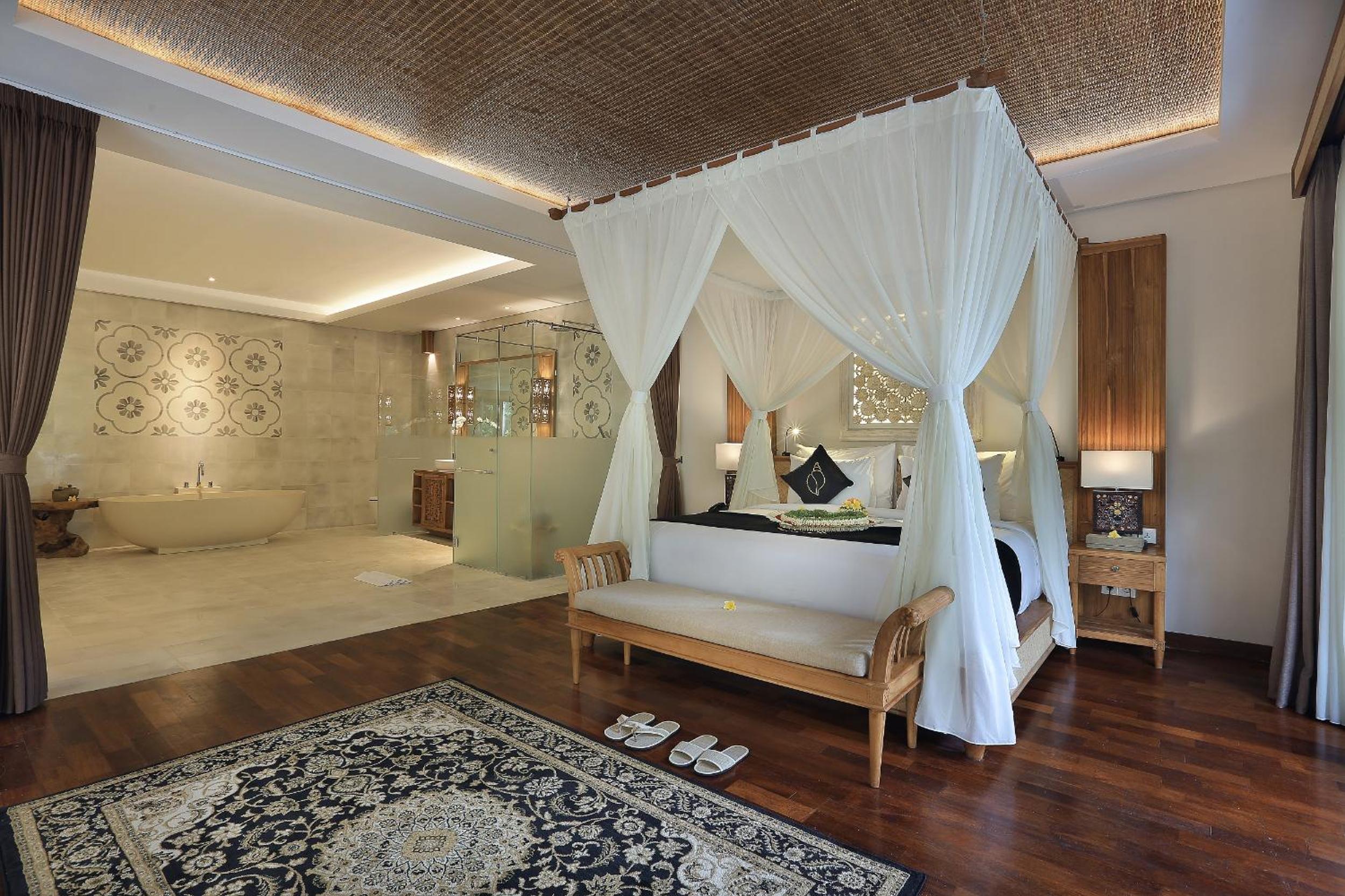 SUITE, JETTED TUB