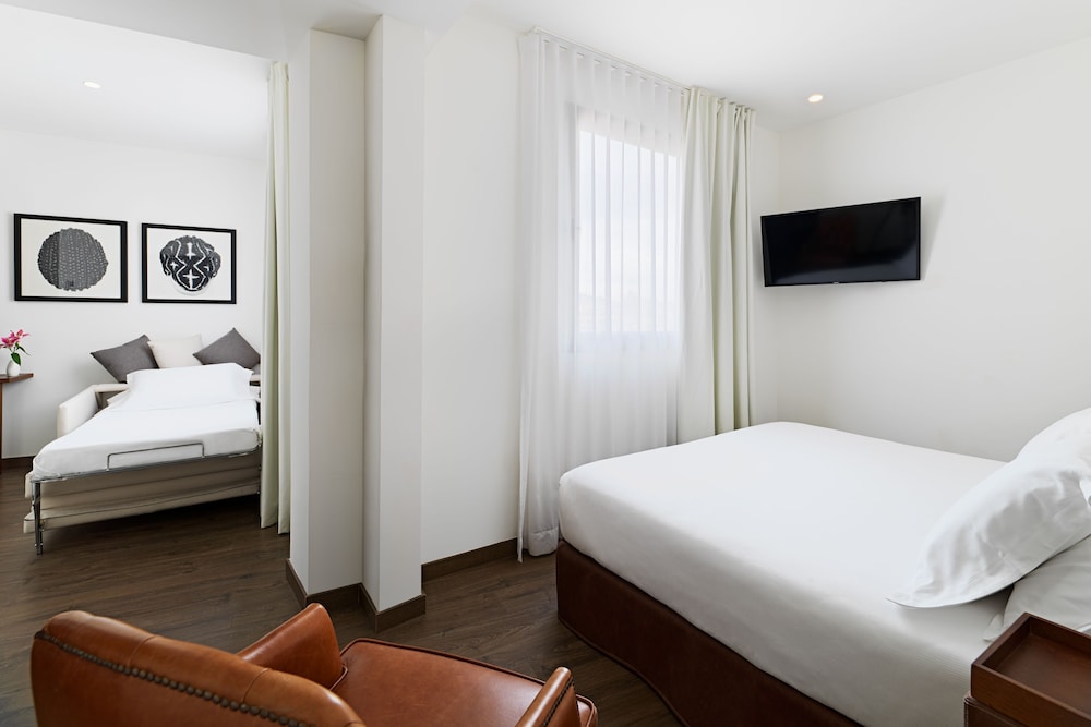 ROOM, TRIPLE
