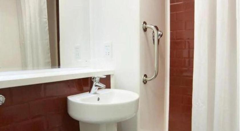 Travelodge Dundee Strathmore Avenue 14/16