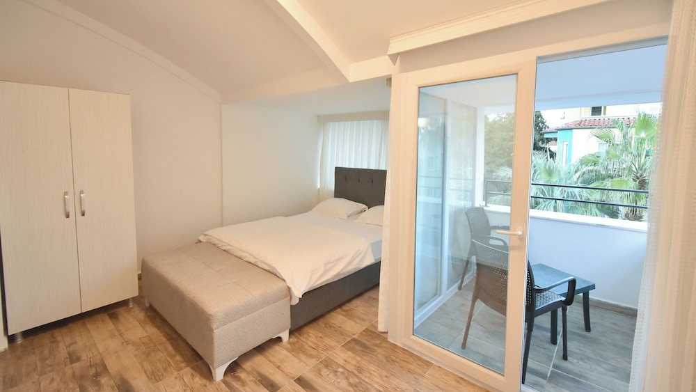 STUDIO, SUITE, QUEEN BED, CITY VIEW, SOFA, KITCHEN