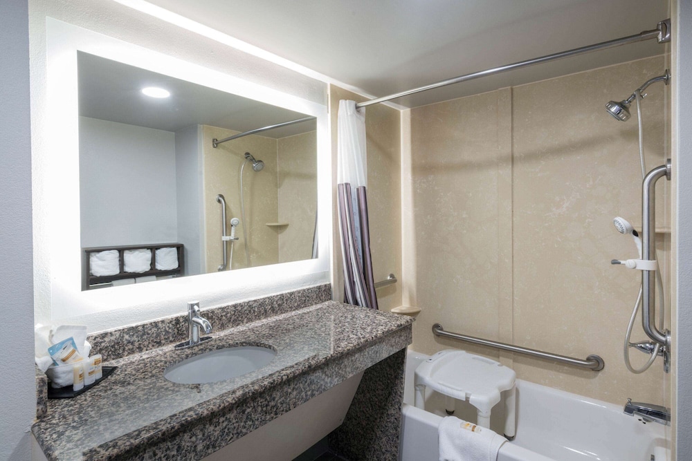 La Quinta Inn Suites Clarksville 20/59