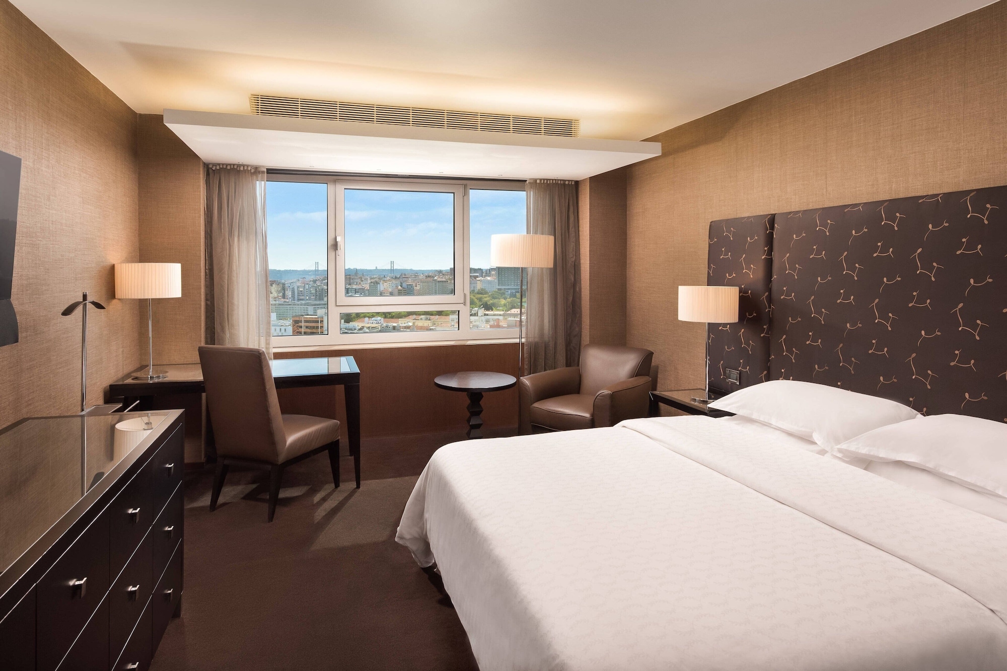 Deluxe, Queen Bed, Pool Access