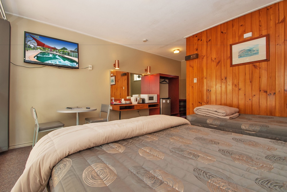 BRIGHT MOTOR INN 22/44