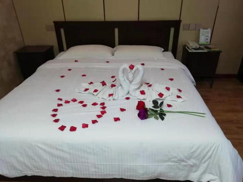GreenTree Inn Jinan Licheng District Fenghuang Road East High-speed Railway Station 10/18