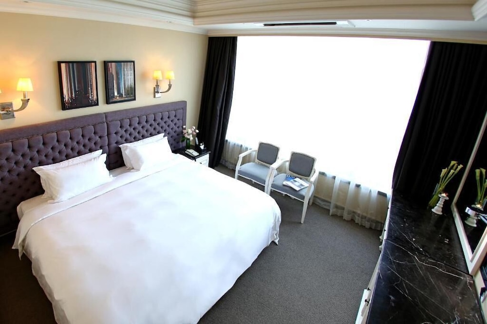 The Riverside Hotel 26/69