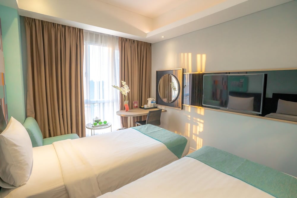 Brits Hotel Puri Indah 18/40