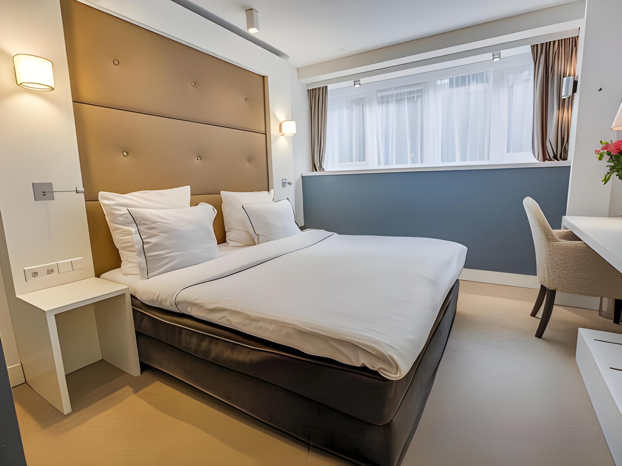 Semi Basement, Queen Bed