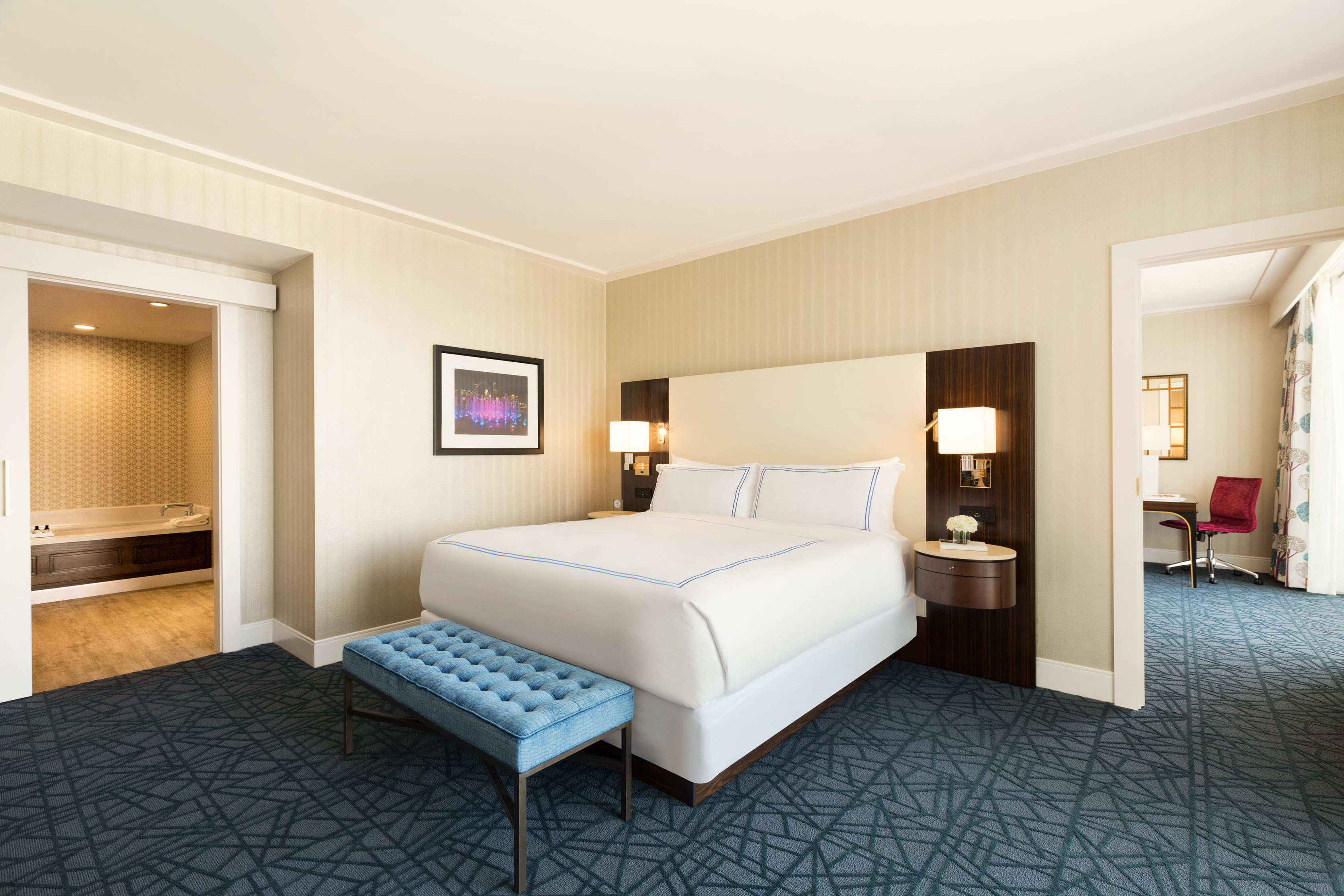 1 Bedroom, Suite, King Bed, Skyline View, 2 Bathrooms, Living Area