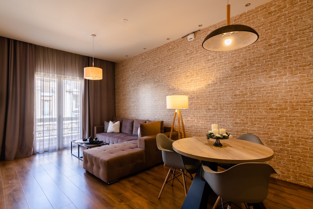 Superior One Luxury Apartments 8/33