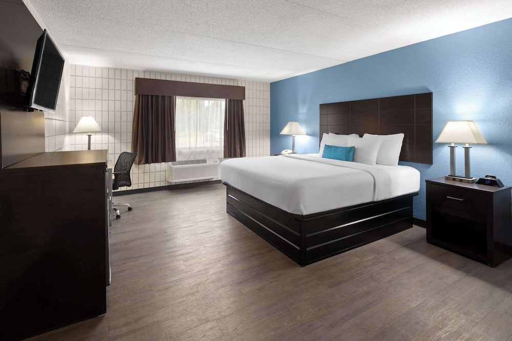 Room, King Bed, Pool Side, Pet Friendly