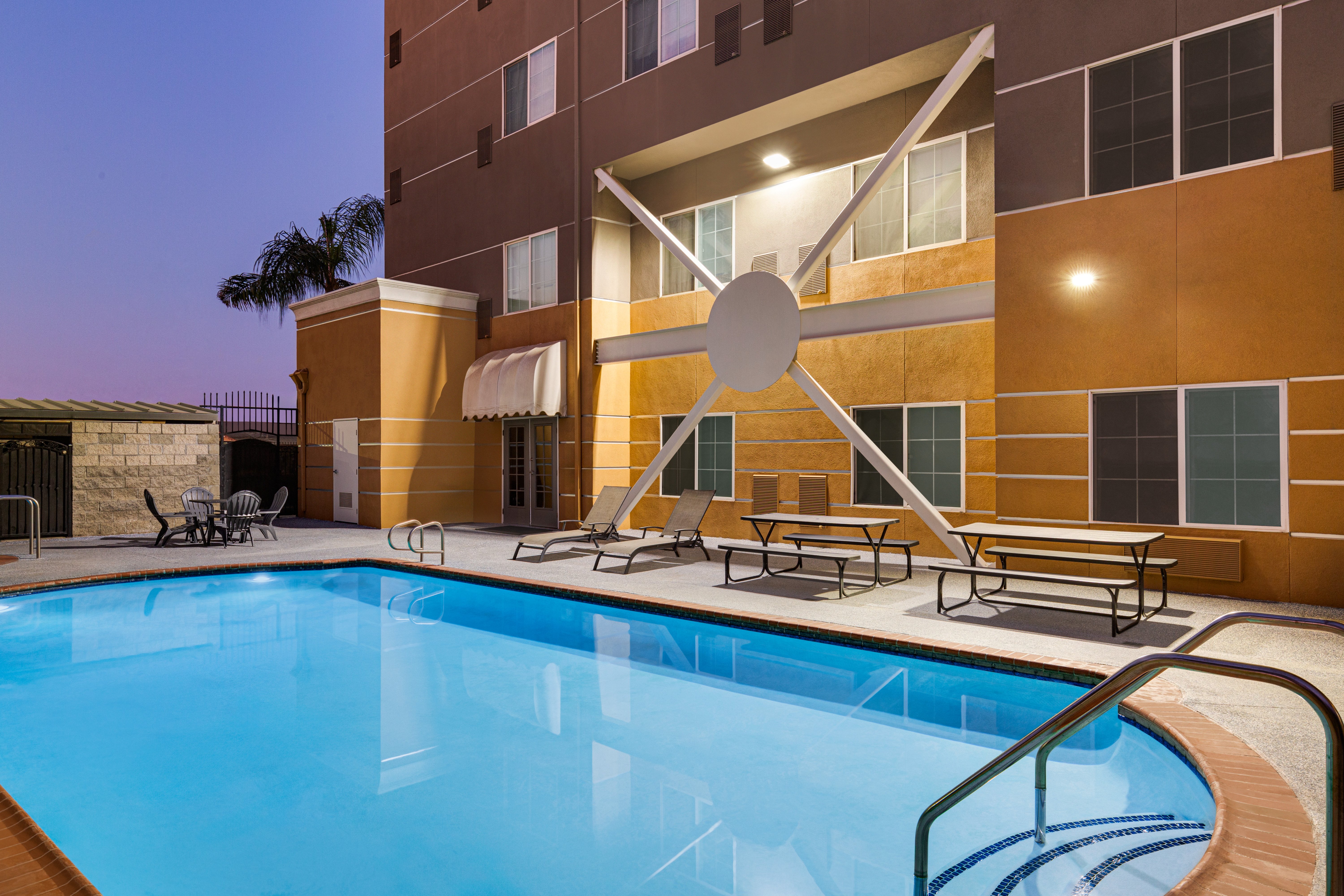 Holiday Inn Express Hotel Suites Bakersfield Central 36/71