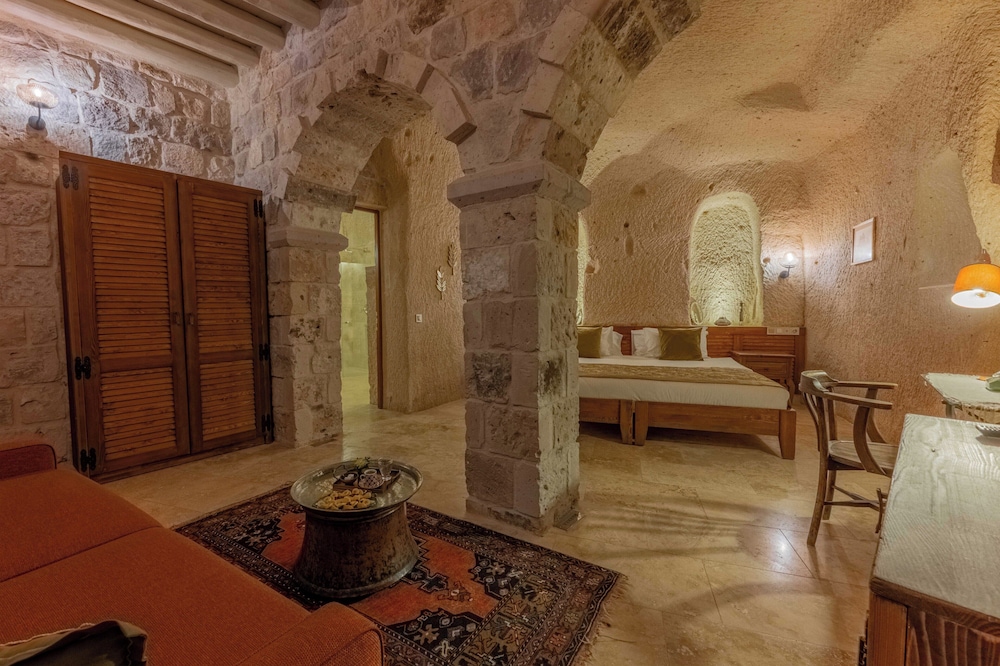 Peristyle Cave Cappadocia 21/49