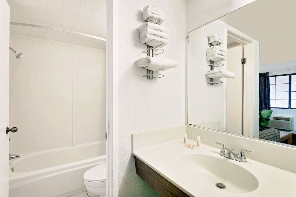 Days Inn & Suites By Wyndham Needles 19/30