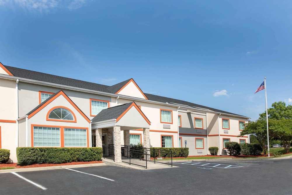 Microtel Inn & Suites by Wyndham Columbia/Fort Jackson N 1/37