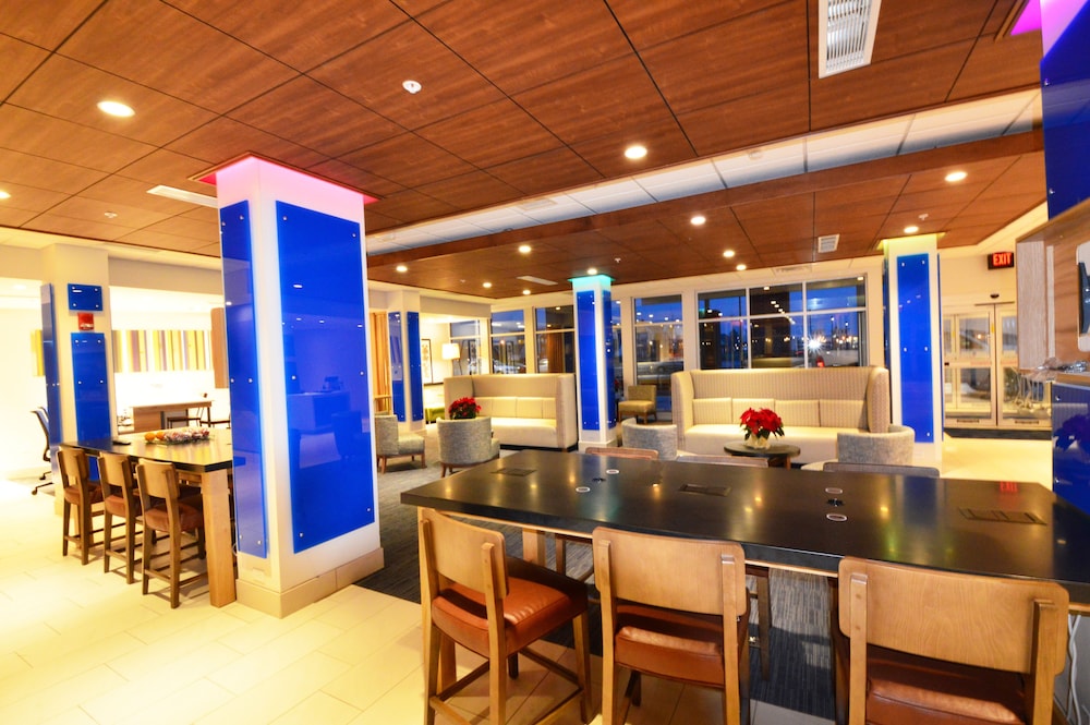 HOLIDAY INN EXPRESS & SUITES TOLEDO SOUTH - PERRYSBURG 33/53