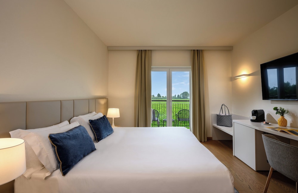 DELUXE, DOUBLE BED