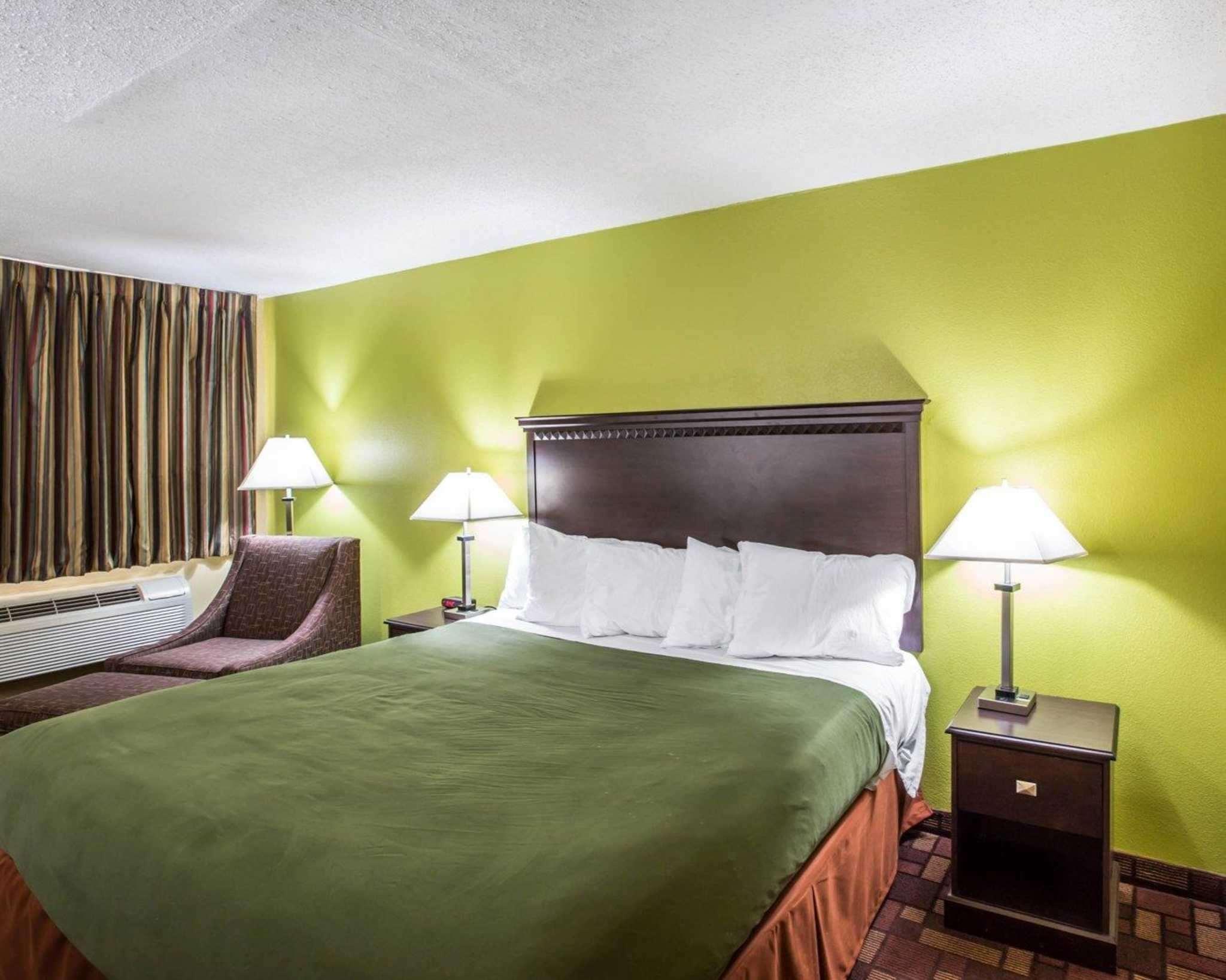 ROOM, KING BED