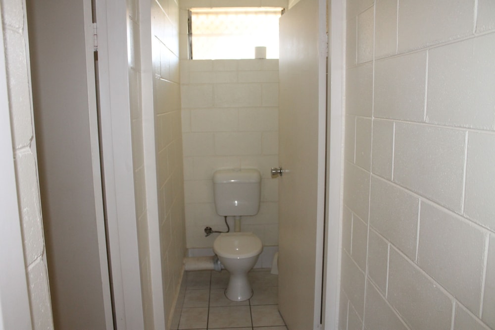 Oasis Inn Apartments 58/60