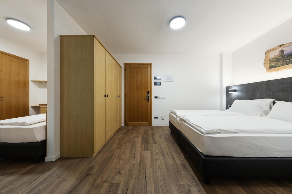 Family, 1 Single and 2 Queen Beds, Mountain View, Balcony، Best Western Hotel Nevada 5/6