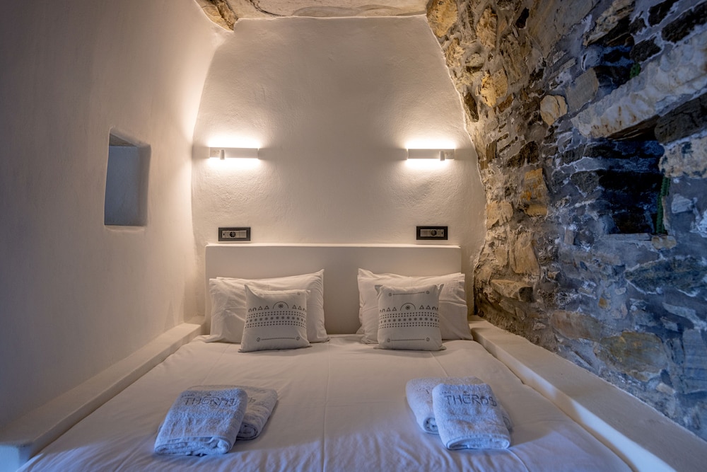 Living Theros Luxury Suites 21/50